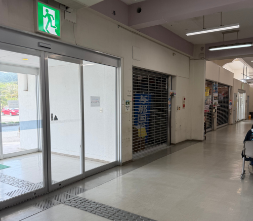 店の閉まった与那国空港